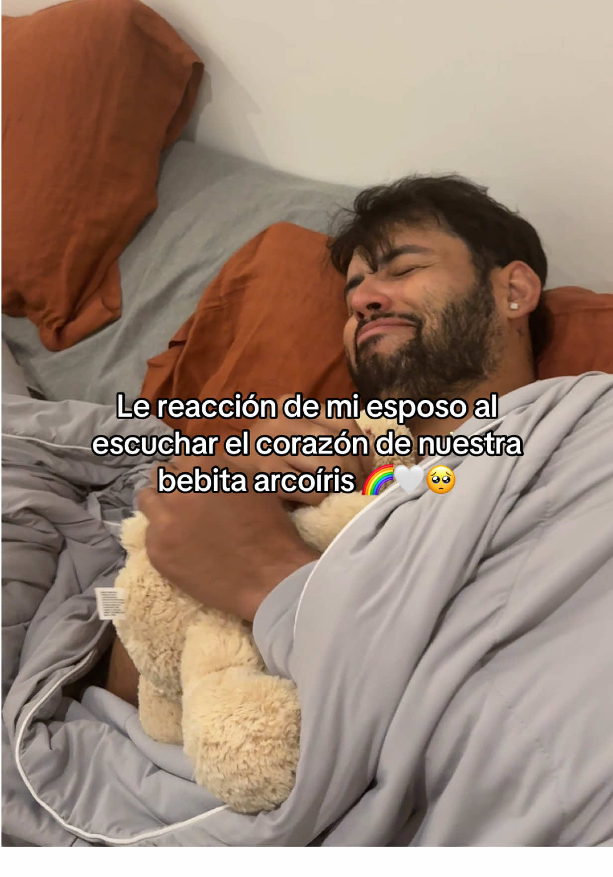 Hace un año vivimos la pérdida de nuestro bebé más dolorosa con un embarazo ectópico 💔… Hoy, gracias a Dios, estoy embarazada de nuevo 🌈🤍. Ha sido un embarazo de alto riesgo, lleno de miedos e incertidumbre, pero también de muchísima esperanza. Mi esposo ha sido mi mayor fortaleza en cada paso, siempre firme por mí y por nuestra bebé. Aunque sé que todo este proceso también le ha pesado y afectado muchísimo, pero nunca dejó de estar a mi lado. Por eso le preparé un regalo muy especial: un peluche con los latidos de corazón de nuestra hija 🌈🤍. Porque no hay mejor papi en el mundo que tú, mi amor. Te amo tantooooo @Ordy 🤍✨