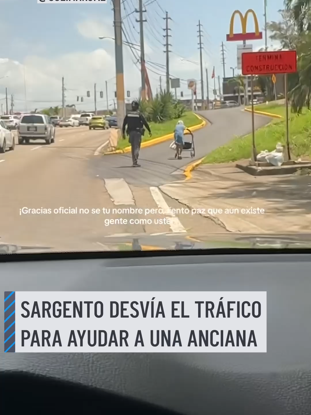 El sargento Melvin Ramos Román desvió el tránsito en Aguadilla, Puerto Rico, para ayudar a doña Justina, de 93 años, que intentaba cruzar sola los carriles hacia un centro comercial. En menos de una hora el video se hizo viral, con usuarios felicitando al policía por su acción. 🎥: @solimarjmz  #puertorico #aguadilla #policia #sargento