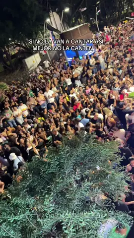 Así se ven nuestros viernes y sábado de Jacarandeo Sorpresa 💃🏻 la fiesta de salsa más grande del mundo al aire libre en Cali, Colombia🔥 #quehacerencali #salseros #JacarandaCali #BulevarDelRío 