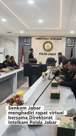 Senkom Mitra Polri se-Jawa Barat menghadiri rapat virtual melalui aplikasi Zoom yang digelar bersama Direktorat Intelkam Polda Jawa Barat. Kegiatan tersebut bertujuan memperkuat koordinasi, sinergi, serta peran aktif Senkom dalam mendukung kemitraan dengan kepolisian. Dalam kesempatan itu, Dirintelkam Polda Jabar menyampaikan arahan terkait situasi kamtibmas terkini. Pihaknya juga mengajak seluruh jajaran Senkom untuk terus meningkatkan kewaspadaan, menjaga soliditas, serta memperkuat komunikasi di tengah masyarakat. Selain itu, jajaran Senkom juga didorong untuk memanfaatkan media sosial secara positif sebagai sarana menyebarkan informasi kamtibmas, memperkuat literasi digital, serta menangkal hoaks di masyarakat. ---------- Follow & Subscribe Website : senkomjabar.or.id Youtube : Senkom Jawa Barat Facebook :  Senkom Jawa Barat Instagram : @senkom_jabar Twitter : @senkom_jabar Tiktok : @senkomjabar.official @HUMAS POLRI  @HumasPoldaJabar  @SenkomTV  #senkommitrapolri #polri #poldajabar 