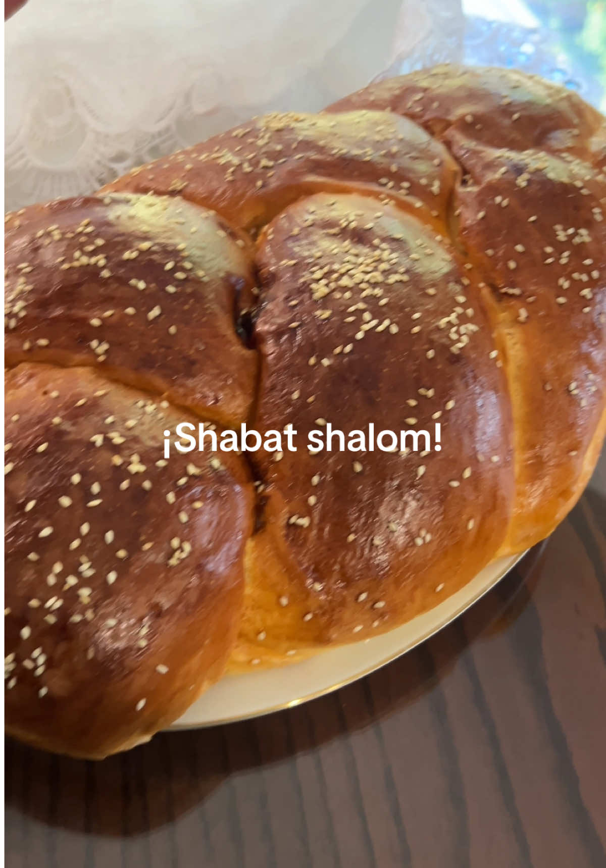 Yo hice la jala este Shabat! a continuación te comparto la receta de la Jala (pan judío trenzado) 🥖☺️ bendiciones                                  Receta de Jalá  Ingredientes 	•	2 cucharadas colmadas de sal 	•	12–13 tazas de harina (aprox. 1,6 kg) 	•	1 ½ tazas de azúcar 	•	3 cucharadas de levadura seca instantánea 	•	4 tazas de agua tibia 	•	4 huevos 	•	1 taza de aceite Preparación 	1.	En un tazón grande, combina todos los ingredientes secos: harina, levadura, sal y azúcar. 	2.	Agrega el agua tibia, el aceite y los huevos. Mezcla hasta formar una masa suave. 	3.	Amasa durante 10–15 minutos hasta que la masa esté elástica y consistente. 	4.	Cubre el tazón y deja reposar hasta que la masa duplique su tamaño. 	5.	Golpea la masa para desinflarla, vuelve a amasar un poco y deja reposar 45 minutos más. 	6.	Forma las jalot (trenzadas o redondas) y colócalas en una bandeja forrada con papel de hornear. 	7.	Bate 1 huevo y pincela la superficie de las jalot. Opcional: espolvorea semillas de sésamo, amapola o azúcar de vainilla. 	8.	Hornea en horno precalentado a 180 °C (350 °F) durante 30–40 minutos, hasta que suenen huecas al golpearlas en la base. 	9.	Deja enfriar sobre una rejilla. Rendimiento Con esta receta salen aproximadamente: 	•	4 jalot grandes (tipo Shabat, de buen tamaño), o 	•	6 jalot medianas.. #kosherfood #kosher #jewish #shabatshalom #jewishtiktok 