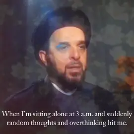 الأفكار التي تقتحم الذهن في ساعات الليل المتأخرة، أو عند اقتراب وقت النوم، وخصوصًا حين يكون المرء ساهرًا، غالبًا ما يكون منشؤها قلة الملهيات والمشتتات. ففي النهار ينغمس الإنسان في دوامة الأعمال والدراسة والحديث مع الأهل والاختلاط بالأصوات الكثيرة، فينشغل عقله عن الغوص في الأعماق. أما عندما يسود السكون ويخيم الخمول من حوله، يزداد الفراغ المحيط به، فيتسع المجال للتفكير بما كان وما سيكون. وهذه الحالة مرهقة بعض الشيء، لأن معظم الناس يعجزون عن النوم في ظلها، فيبقون أسرى خواطر متشابكة وذكريات معلقة وهواجس لا ترحم. ولعلها ضريبة الوعي إذ كلما خلا الجو من الضوضاء الخارجية، علا ضجيج الداخل، العقل يأبى أن يستسلم للراحة قبل أن يفرغ ما في جعبته من تساؤلات وقلق وآمال مؤجلة. #fy #fyp #fypシ #viral #foryoupage 