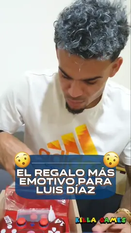 🥺 ¡El REGALO MÁS EMOTIVO que se le podría hacer a LUIS DÍAZ! 👉🏼 El nombre de Diogo Jota, excompañero suyo en el Liverpool, aparece en su nuevo mando de videoconsola.  Vía: ‘killagames1980’ #tiktokfootballacademy #deportesentiktok #elchiringuitotv 