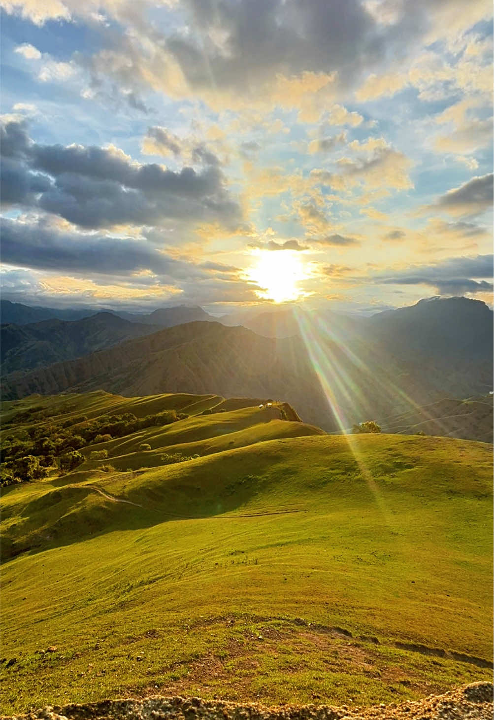 Sunset Premium 😍🍃 #tebingromantis #tanatoraja #temanjalan #privattrip #toraja 