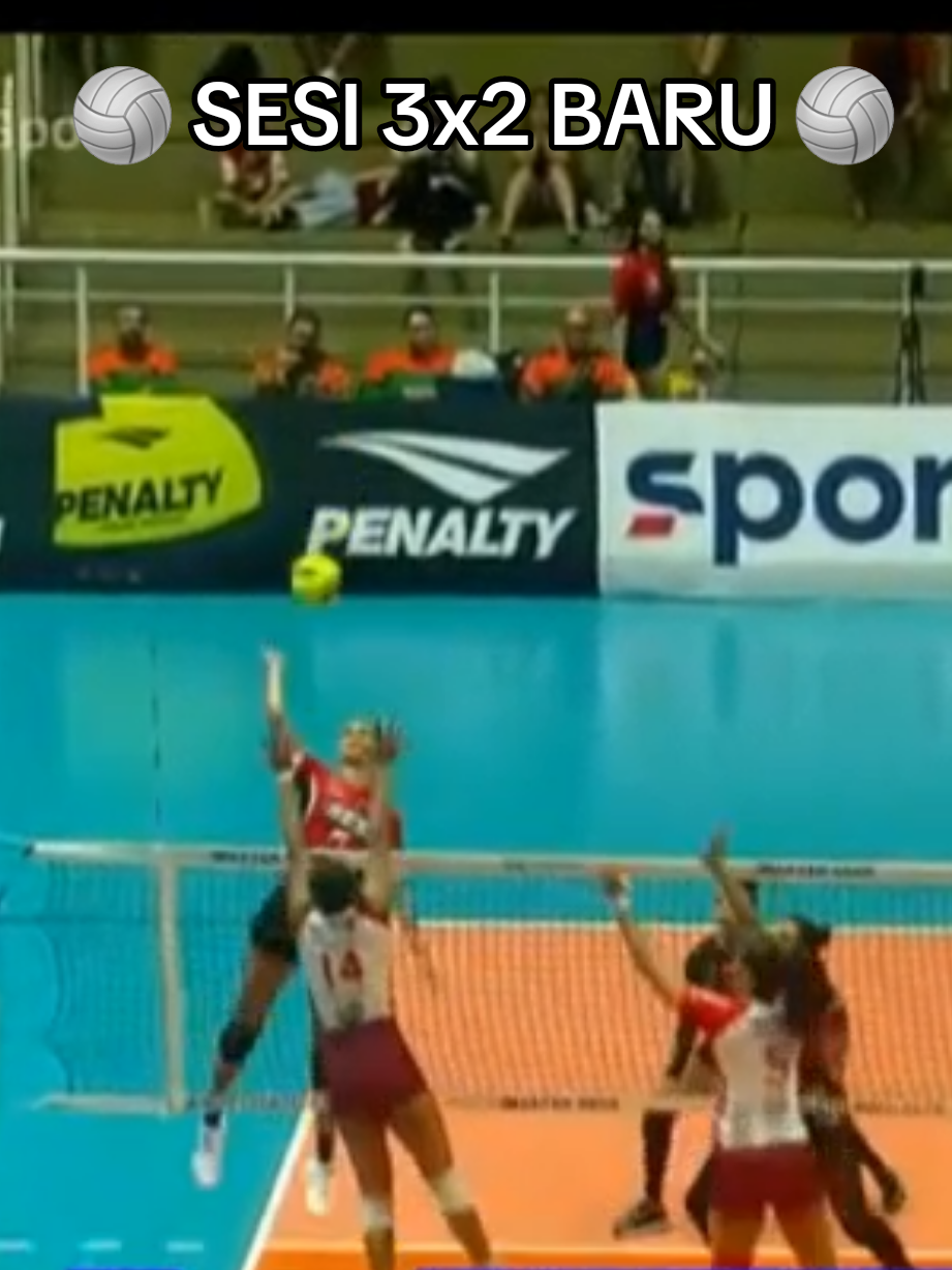 ​🏐 SESI 3x2 BARU 🏐 ​Retrospecto do Jogo ​O Sesi Vôlei Bauru conquistou uma vitória dramática sobre o Barueri Volleyball Club em uma partida intensa de cinco sets. O jogo começou com o Sesi Bauru mostrando sua força, fechando o primeiro set com autoridade. No entanto, Barueri não se intimidou e, com uma atuação sólida, empatou o confronto ao vencer o segundo set. ​A disputa seguiu acirrada. O Sesi Bauru novamente assumiu a liderança no placar ao vencer o terceiro set, mas o Barueri mostrou sua resiliência e, em uma parcial equilibrada, conseguiu fechar o quarto set, forçando a decisão para o tie-break. No set desempate, o Sesi Bauru se impôs com experiência, dominou o ritmo de jogo desde o início e garantiu a vitória, mantendo sua invencibilidade no campeonato. A partida foi um verdadeiro espetáculo para os fãs de vôlei, repleto de viradas e ralis emocionantes. #voleibol #voleyball #paulista #sesibauruvolei #bauru 