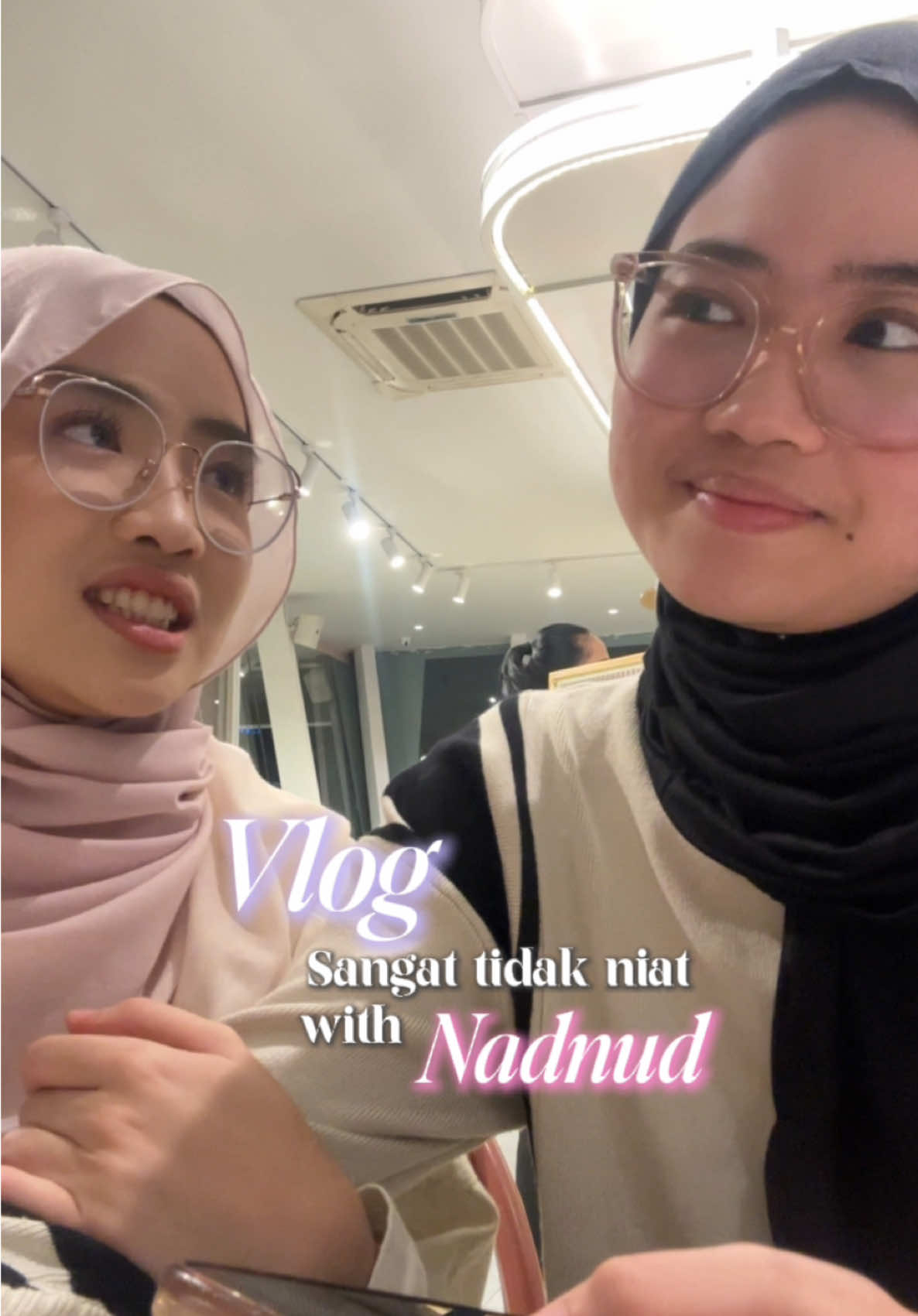 Firstt vlogg bareng nadnudd (kayanya👀☝🏻) @nadia agak gajelas tapi gapapa lah ya isinya bokem minta jajan