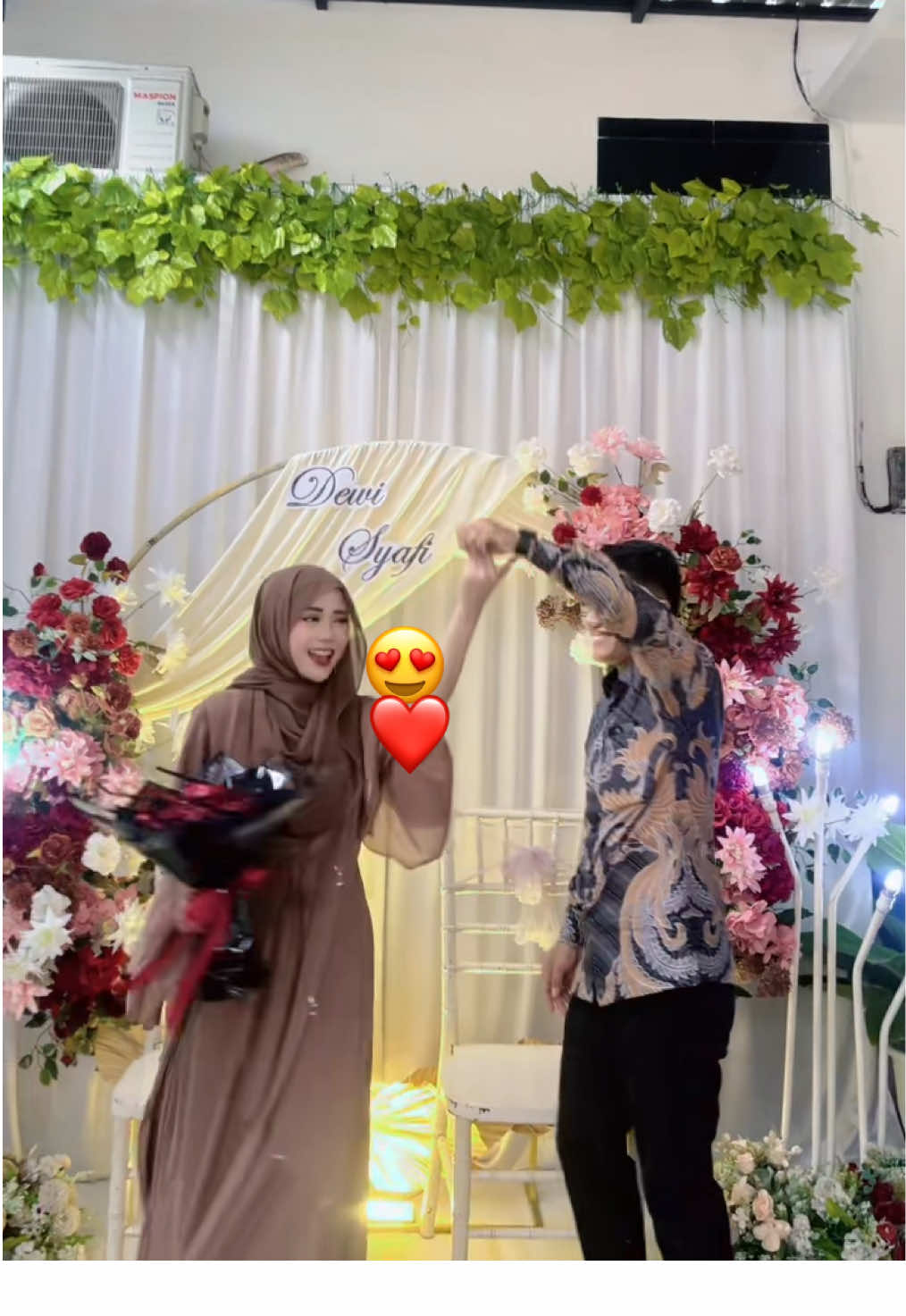 Kaku bangett dia nya 🗿🤣 #dewimkr #engagement #lamaran #bucintrend 