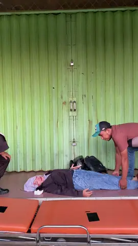 Telah terjadi lakalantas di jalan besito barat pasar laka melibatkan pengendara motor onda fario magenta wanita muda cantik jelita warga jurang rt2/3 gebog kudus. Yang juga bekerja di djarum. Saat ini korban di bawa ke RS belum diketahui kronologi kejadian. Sabtu 13/09/2025 pagi pukul 05.10 wib. #fypシ゚ #fypp #fyppppppppppppppppppppppp #kudus #jalan #laka #besito