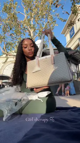 Love retail therapy #michaelkors #retailtherapy #mickaelkorsbag #pinkbag #mombag 