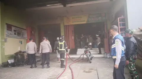 Kapolsek Cigugur Sigap Tangani Kebakaran di Toko Agen Berkah Jaya Kuningan – Kapolsek Cigugur bersama anggota langsung bergerak cepat saat menerima laporan kebakaran di Toko Agen Berkah Jaya yang berlokasi di Jalan Cigugur Sukamulya, Kecamatan Cigugur, Kabupaten Kuningan, Sabtu (13/9/2025). Peristiwa kebakaran tersebut diduga akibat korsleting listrik. Beruntung, api cepat diketahui oleh karyawan toko sehingga tidak sempat meluas dan membesar. Dengan kesigapan Kapolsek beserta anggota yang tiba di lokasi, api segera ditangani bersama warga setempat. Tak lama kemudian, satu unit mobil pemadam kebakaran diterjunkan untuk memastikan api benar-benar padam. Kapolsek Cigugur menyampaikan apresiasi kepada masyarakat yang tanggap melaporkan kejadian tersebut. “Syukur alhamdulillah, berkat kerja sama cepat antara karyawan, masyarakat, dan petugas, kebakaran bisa segera diatasi tanpa menimbulkan kerugian yang lebih besar,” ungkapnya. Insiden ini menjadi pengingat bagi warga agar lebih waspada terhadap instalasi listrik dan memastikan peralatan elektronik dalam kondisi aman guna mencegah terjadinya kebakaran