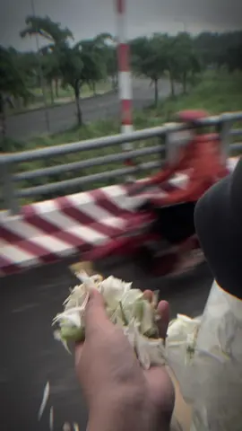 Thương mẹ nói làm sao cho hết Ngồi trên chiếc xe tang, lòng con vỡ vụn 