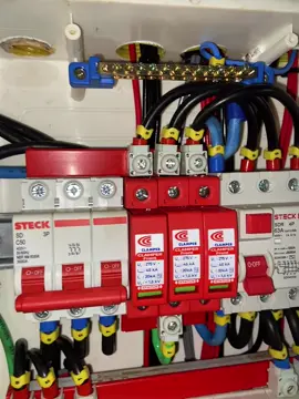 QDC Trifásico 220V⚡️ QDC com 11 circuitos bem dimensionados e distribuídos, todos protegidos por IDR, DPS's e aterramento, conforme manda a norma (NBR5410). Sempre buscando a melhor qualidade possível! #eletriscista #obra #capricho #steck #eletricaporamor 