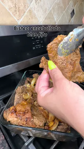 Bistec de palomilla  encebollado 🇩🇴🇩🇴🇩🇴 Ingredientes  Bistec  Mi sazón Cebolla  1 chorrito de aceite  Oregano/ pimienta/ paprika /ajo Procedimiento  Lavar la carne, sazonas con los condimentos  de tu preferencia y un chorrito de aceite dejas marinar, aceite llevas a cocinar la carne a fuego medio bajo deja que expulse todo sus jugos naturales y luego cuando seque agrega poquita agua poco a poco hasta que ya este blandita, luego agregas más cebollitas deja que la cebolla se cocinen un poco y después disfruta 😉  #bistec #bistecencebollado