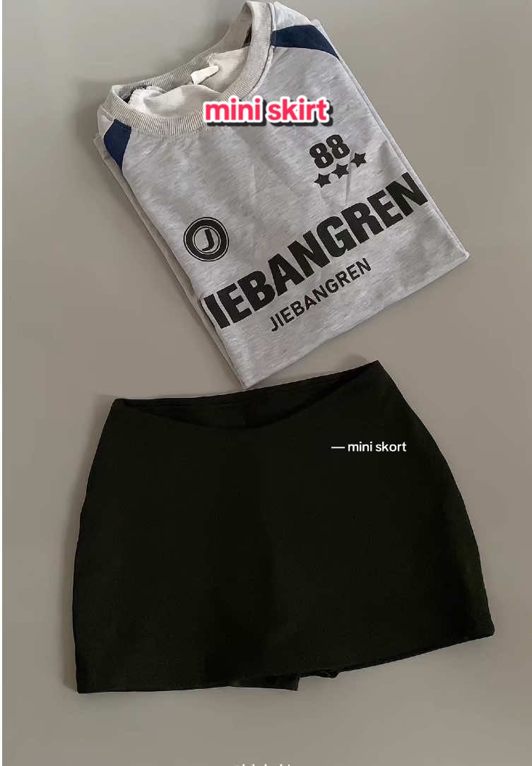 black mini skort⚽️ #miniskirt #skirt #fittedskirt #skortoutfit #skirtoutfits 