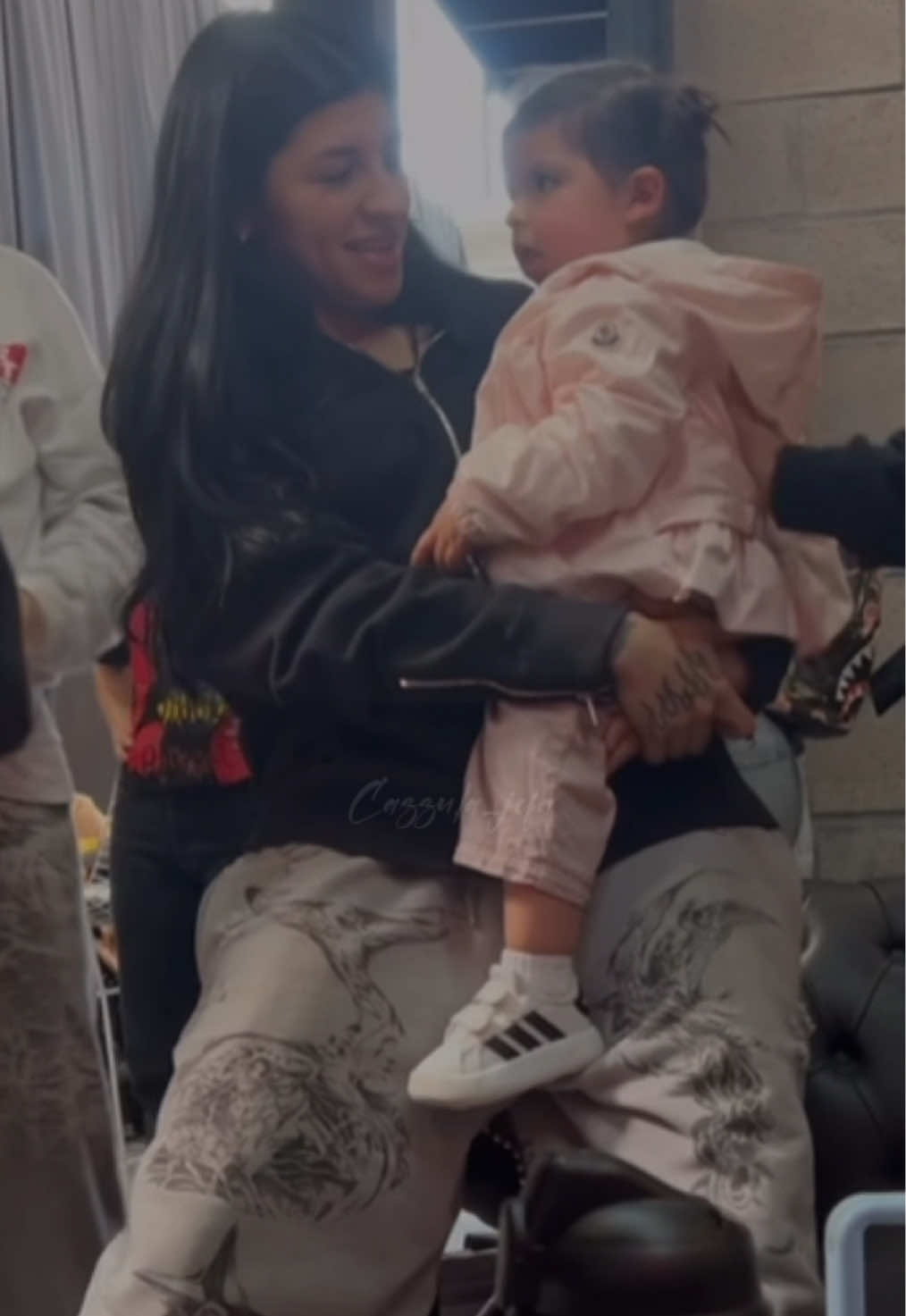 Inti acompañando a Cazzu a grabar y ensayar para el vide de ódiame @Cazzu #inti #odiamecazzu #cazzu #cazzulajefa #cazzulajefa♡ 