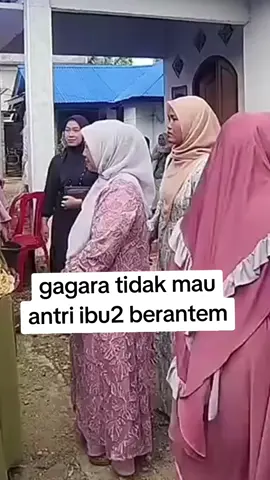 ibu2 berebut anrrian makan