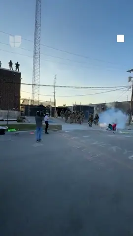 Hace minutos: lanzan gas lacrimógeno a protesta que estaba frente a centro de procesamiento de ICE en Broadview, Illinois.