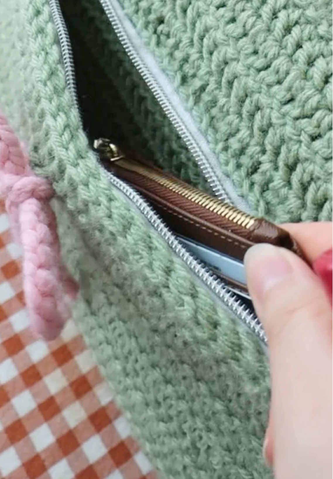 I just realized that you can make the pocket as big as the book and add a zipper so you can bring the essentials with you in the crochet book sleeve bag #crochetbag #booksleeve #crochet #crochetpattern 