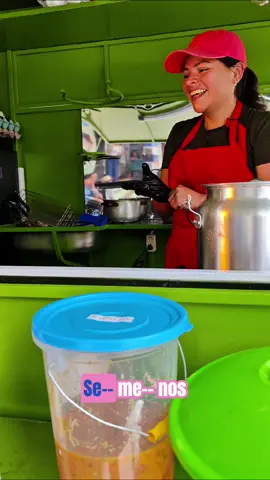 ¡A las 10 ya no tenía nada! Tuvo que regresar por más. ¿Cuánto tiempo tardó en crear este food truck? ¡Descubre cómo contactarlo! #foodtrucksquito #negociosobreruedas #foodtruck #quito #emprendimiento #comidarapida