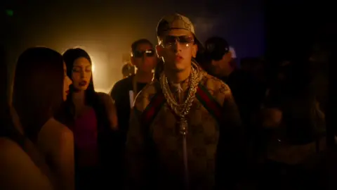 al pololo ella lo engaña... #jordan23 #cabaña #fyp #musica #xzybcaシ 