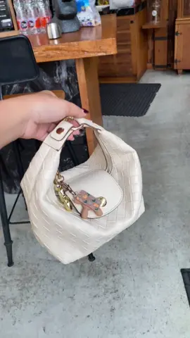Lebih suka bersi handbag , btw tas nya 3 in 1 ya #fyppppppppppppppppppppppp #handbag #tasmurahlucu #slingbag #soulderbag 