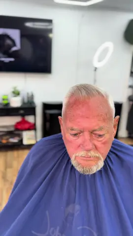 “Put a good Aerosmith song on it, people love that sh*t” -Cliff #YourCityBarber #GlasgowKYBarber #KentuckyBarbers #BarbersNearMe #WalkInsWelcome 