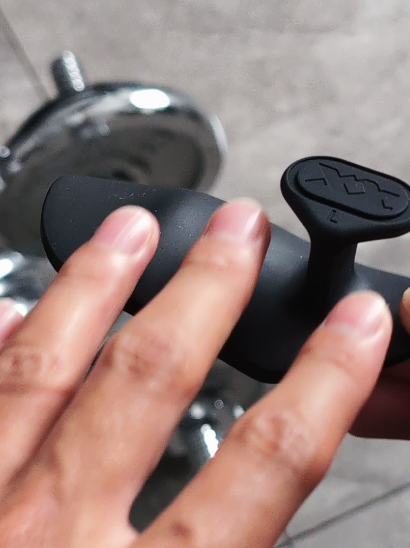 Nagbubuhat ka? Baka kailangan mo rin nito! 👀🏋️🏼 Goodbye, kalyo! 🔩💪🏼  #gym #Fitness #grip #dumbbell #lifehacks 