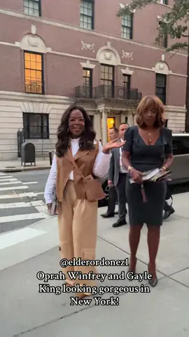 Oprah Winfrey ❤️and Gayle King ❤️looked gorgeous after attending Darren Walker’s book party in New York! I love these two thank you for always being so nice to me.(🎥) @elderordonez1 #hilaryclinton #billclinton #marthastewart #oprahwinfrey #gayleking                  