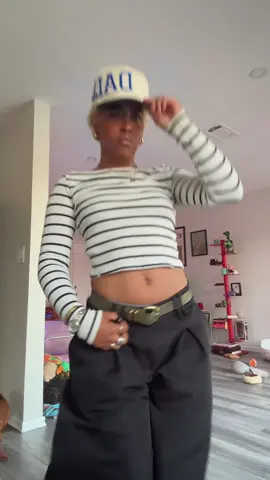 and there’s goes the hat 😂😂 @KATSEYE dc: @Sienna Lalau #katseye 