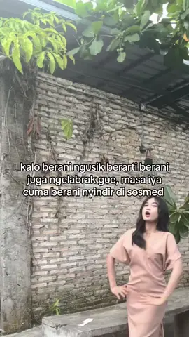 masa ga berani nge labrk sih🥺kita 1 kelas loh🤭🤭 masa jagoan kyk kw ga berani labrk si cupu ini🥺👉👈#fyp #xyzabca #masukberandafyp #katakata #sindiran 