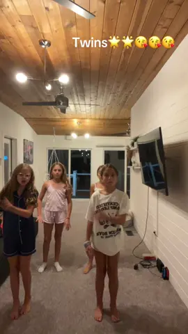 #twins😘😘 #🌟🌟🌟🤍🤍🌟🤍🤍🌟🌟🤍🌟 #sogood #pretty #yasss 