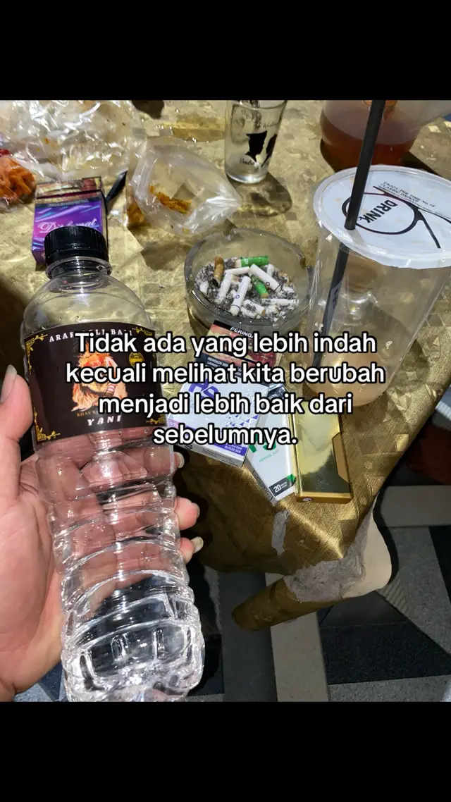 Bahan-bahan: 3 butir telur ayam 1/2 sdt garam 1½ sdt merica bubuk (opsional) 1 sdm air (supaya lebih fluffy) Minyak goreng secukupnya Cara Membuat: 1. Pecahkan telur ke dalam mangkuk, tambahkan garam, merica, dan air. Kocok lepas sampai tercampur rata. 2. Panaskan minyak dalam wajan kecil (minyak agak banyak supaya telur bisa digulung). 3. Tuang kocokan telur sedikit demi sedikit ke wajan panas. 4. Langsung gulung menggunakan tusuk sate/lidi dengan cara memutar cepat sebelum telurnya kaku. 5. Ulangi sampai adonan telur habis. 6. Angkat dan tiriskan.