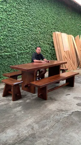 meja trembesi solid ukuran meja 200x70x75 , ketebalan 7cm  #meja #mejamakan #mejakantor #mejarapat #mejatrembesi 