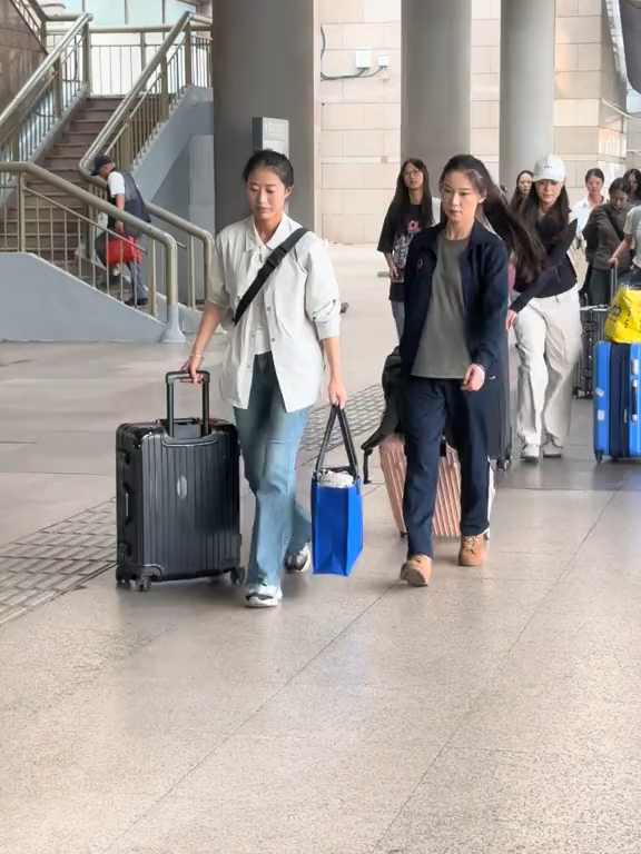 九三大阅兵女兵完成任务 光荣归队 她们来自15个省份 平均身高1米72 飒爽英姿