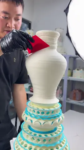 A porcelain vase? Nope, it's a cake. All cream, all handcrafted, all Chinese elegance. Cr: Douyin XDF22228888 #amazingChinesepeople #artist #cakeart #sugarcraft #chinastyle #blueandwhite #handmadecake