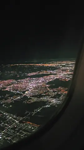 Sobrevoo noturno na cidade de Porto Alegre. #a320 #aviacaocomercial  #aviacao #latam 