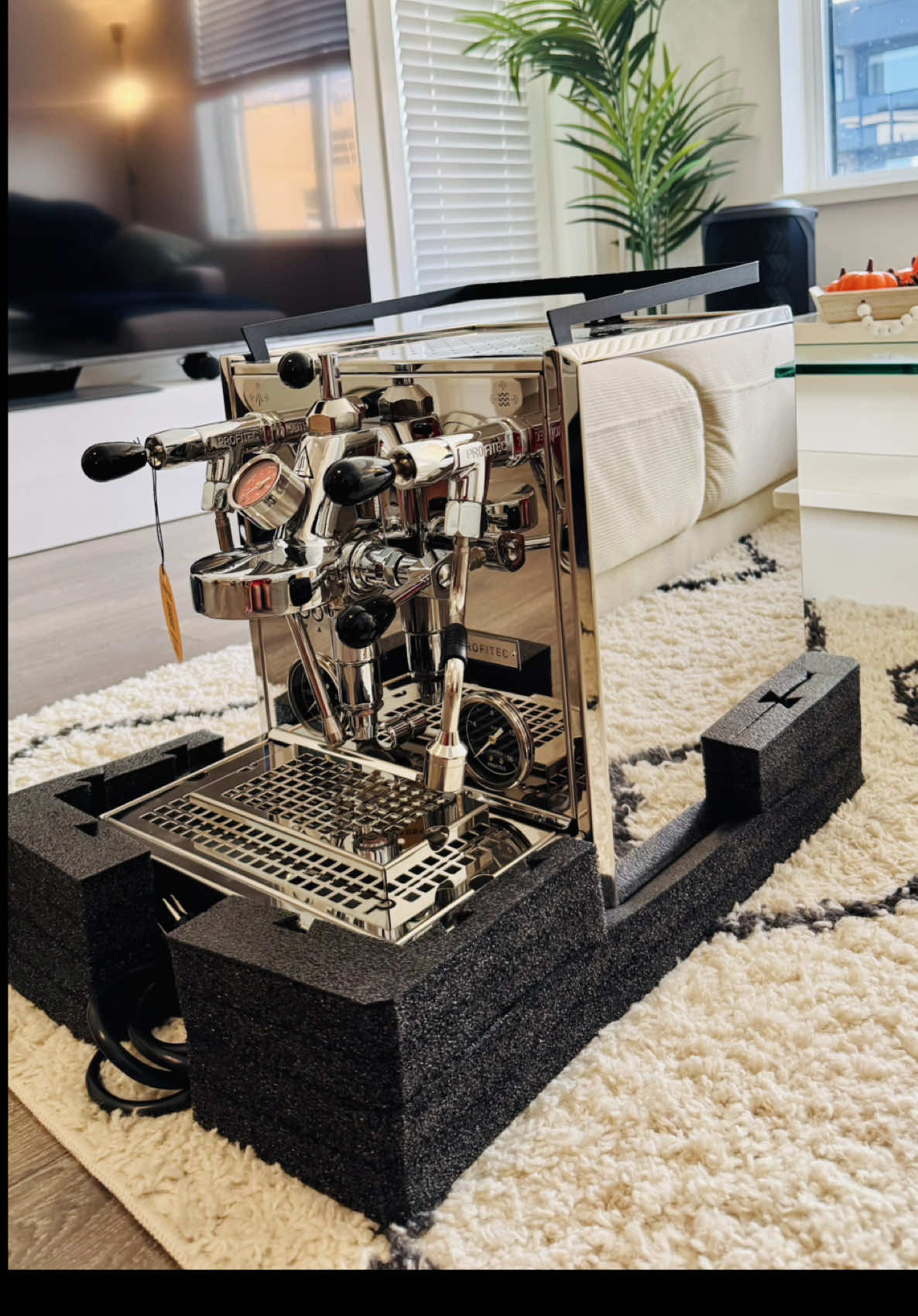 Unpacking my brand new espresso machine 🥹❤️  PROFITEC DRIVE 😎 #coffeemachine #espresso #mobilecoffeecart #coffee #coffeeforthesoul 