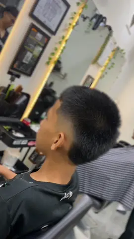 ahh karna ga mau keliatan culun karna botak dia minta untuk sampingnya di bikin burstfade🥶 Bocil sekarang udah pada tau model👏 #barber #barbershop #barbershopindonesia #fyp #xybca 