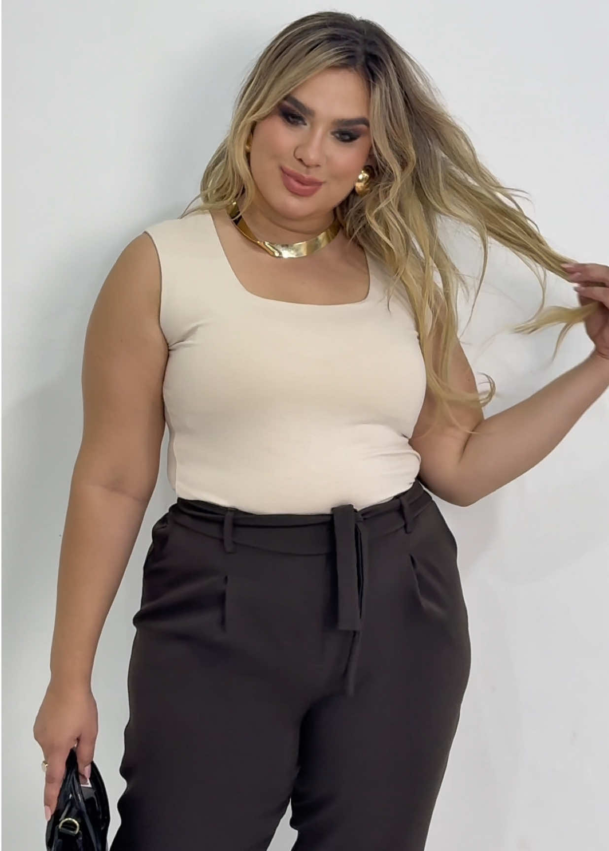 ✨ A regatinha básica que não pode faltar no seu guarda-roupa! ✨ Modelo feminino, decote quadrado super charmoso, ideal para combinar com shorts, saias ou calças. Peça versátil, fresquinha e perfeita para qualquer ocasião. 💖 #RegataFeminina #RegataBásica #DecoteQuadrado #ModaFeminina #LookDoDia        