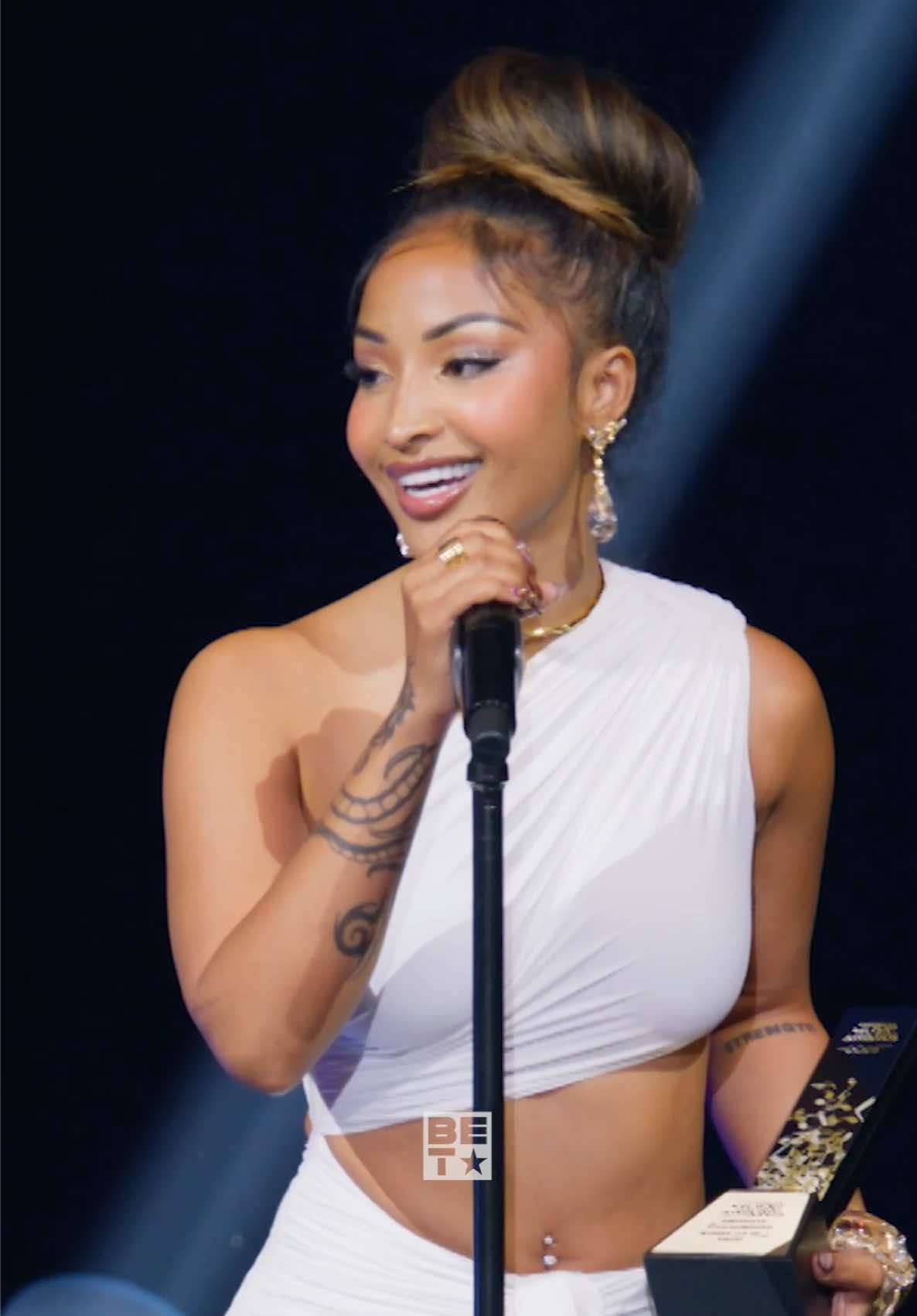 Raised by strong Black women, @Shenseea lifted the crown as Female Dancehall Artist of the Year, turning her win into a powerful message for the strong, bold, and courageous women everywhere. 🏆🐉 Congratulations, Shenyeng! #CaribMusicAwards #Shenseea