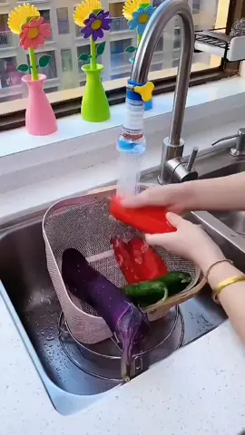 Faucet pressurized anti-splash, 360-degree rotation anti-splashing, no longer worry about washing vegetables splashed all over!#foryou #hardwaretools #tiktokshop #goodthing 