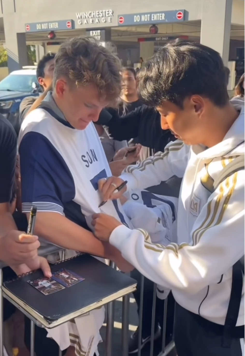 🥰 wow Sonny signed for 100 fans waiting in San Jose, California today  #손흥민 #sonheungmin #heungminson #fyp #LAFC 