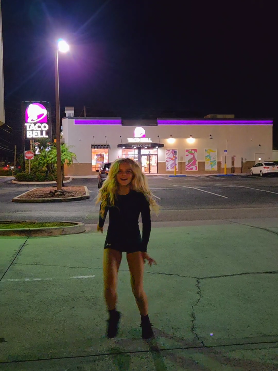 Whoever watches the security cameras tomorrow, you're welcome 🤣 #fyp #rightleft #trending #tacobell 