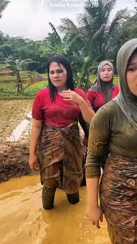 nangkap ikan malah main bola