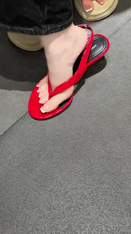 Móng chân đẹp có đôi giày cao gót đẹp.#uñas #asdelospies #pedicura #脚トレ #恋足 