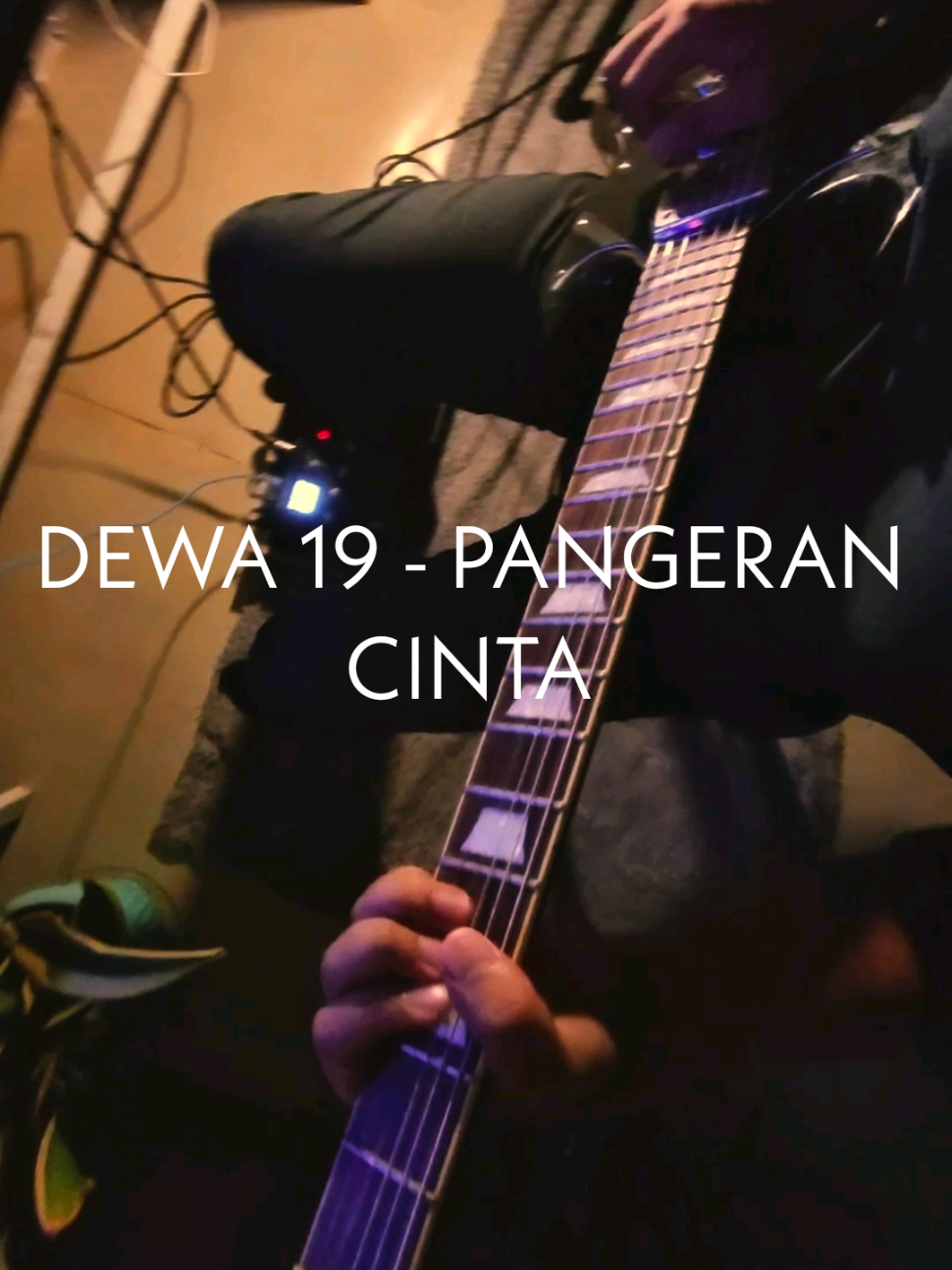 DEWA 19 - PANGERAN CINTA Susah asli lead nya, tapi keceh abiezz. lead terbaik dewa sih ini.  btw masih belajar ges, masih bnyk yang salah2.  . . . #covergitar #fypシ゚ #gitarcover #dewa19 #fyp 