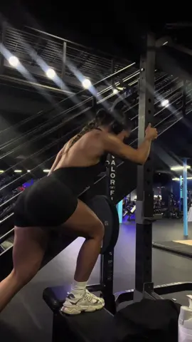 Quick FriYAY night sesh 🏋🏽‍♀️ #grwm #gym #glutes 