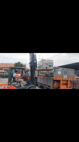 dugaan semalam,pagi tractor malaysia lipat balik melaka...2lbh siap isi batu...senawang layan jem tayar pulak tibe2 koyak,xde boom pn...sadai la tggu pomen dtg...2bji danut baru...10bulan jalan tyar x pernah kacau...skali kene 2biji...layan jem sampi north port...2pagi sampi melaka... #rsteam  #fassi700xp  #trelerkrenmelaka  #bukansekadarpemanduan  #berminatnksewarogermai 