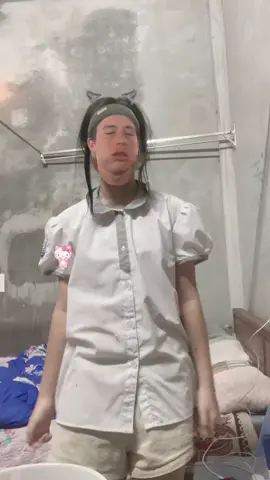 Đằng sau lớp áo là 