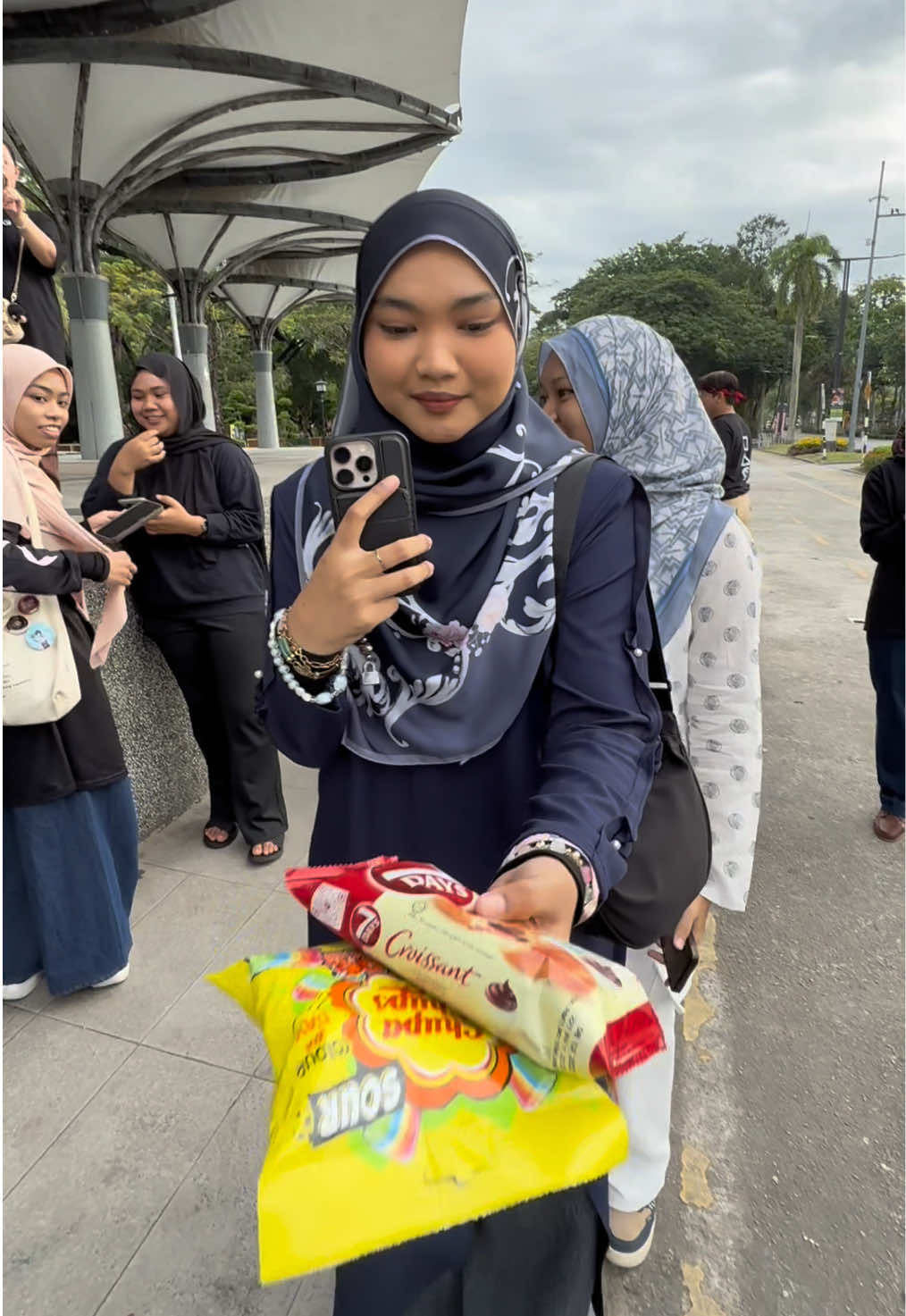 sekarang ni baru dekat Shah Alam tau… so macam mana nak bawak semua sekali dalam tour ni😭 HAHAHA papepun thankyou semua!! jumpa esok dekat Perak pula!! #TOUR 